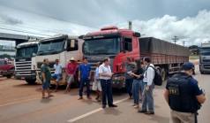 Bloqueios prejudicam transporte de cargas e agronegócio em vários Estados Bloqueios prejudicam transporte de cargas e agronegócio em vários Estados